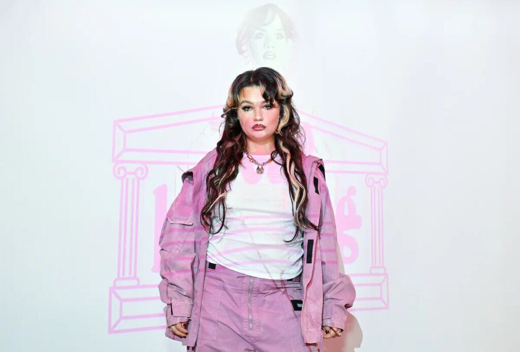 Lola Young compartilha a primeira mensagem desde o hiato na carreira